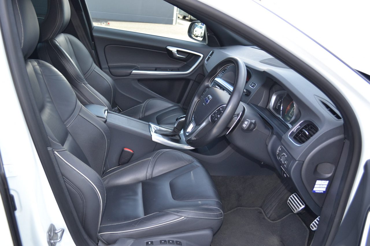 認定中古車 V60 D4 R Design Volvo Car 太田 足利 認定中古車 V60 D4 R Design Volvo Car 太田 足利