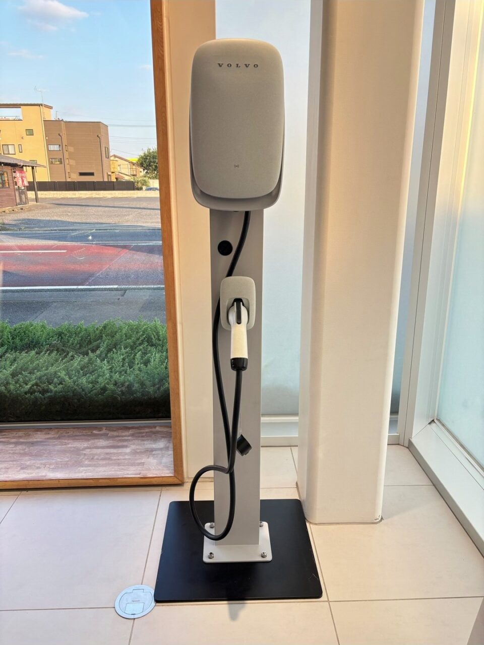 ショールームに展示している Volvo Wallbox